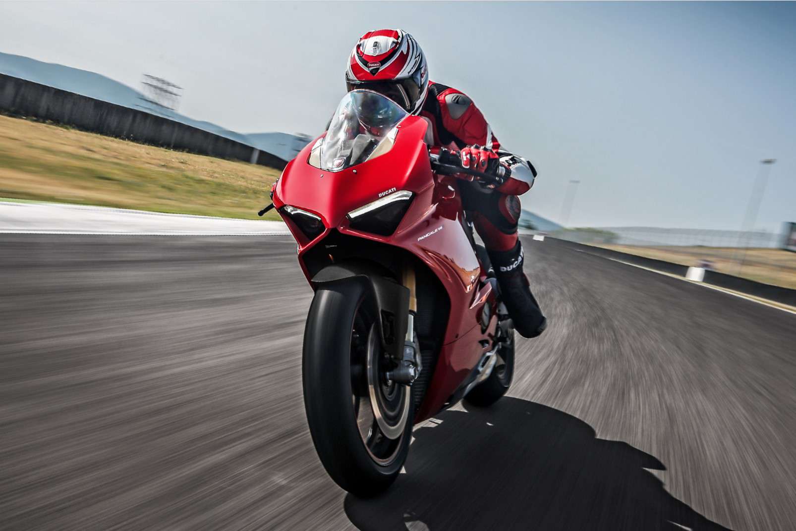 1606_Panigale V4 MY18 Red 07 Slider Gallery 1920x1080 W1606